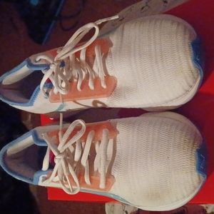 Women's size 9.5 puma sneakers